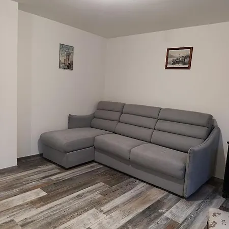 Callisto Vicino Al Con Un'atmosfera Calorosa E Giardino *