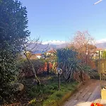 Callisto Vicino Al Con Un'atmosfera Calorosa E Giardino *
