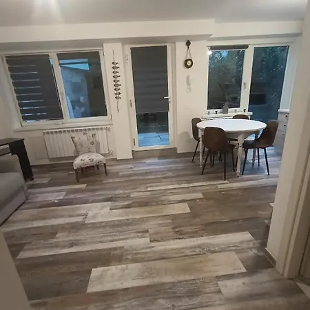 Callisto Vicino Al Con Un'atmosfera Calorosa E Giardino *