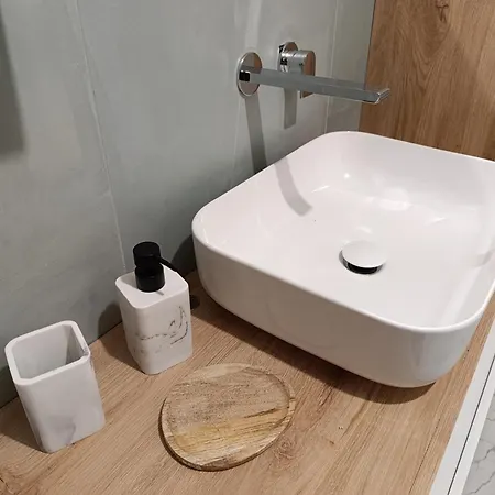 Callisto Vicino Al Con Un'atmosfera Calorosa E Giardino *