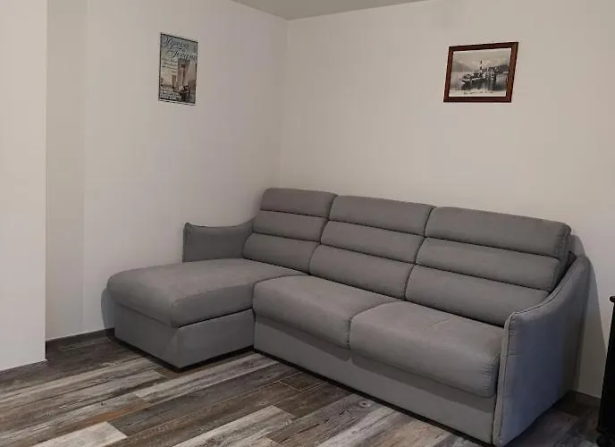 Callisto Vicino Al Con Un'atmosfera Calorosa E Giardino *