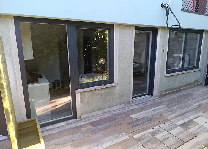 Callisto Vicino Al Con Un'atmosfera Calorosa E Giardino *