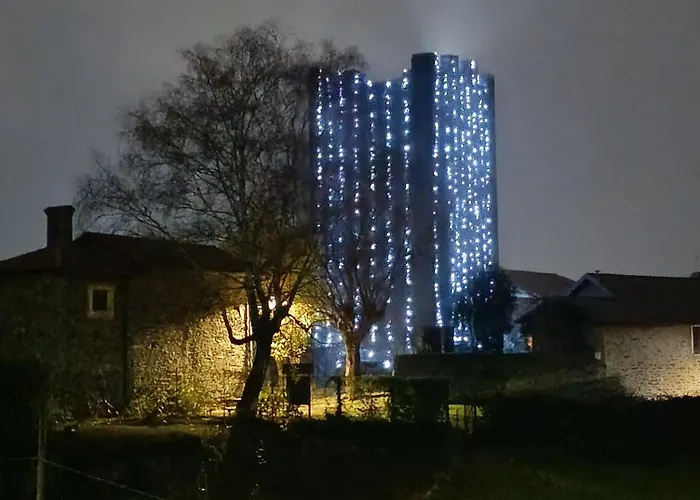 Callisto Vicino Al Con Un'atmosfera Calorosa E Giardino *