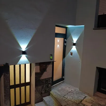 Callisto Vicino Al Con Un'atmosfera Calorosa E Giardino דירה *